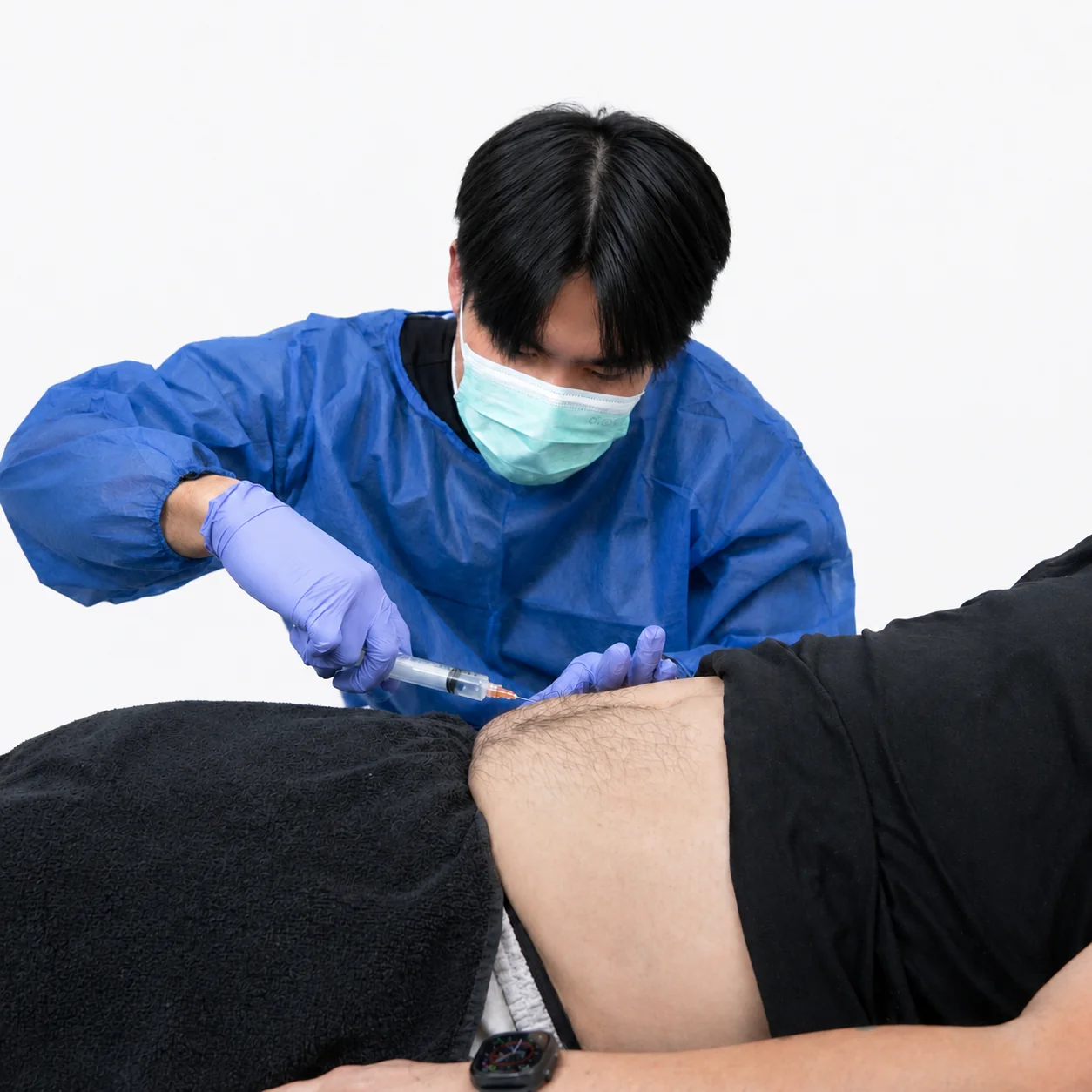 Dokter sedang melakukan injeksi Hypodermic